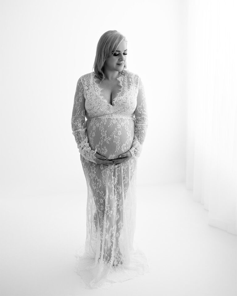 Aleasha maternity BW 1 768x960