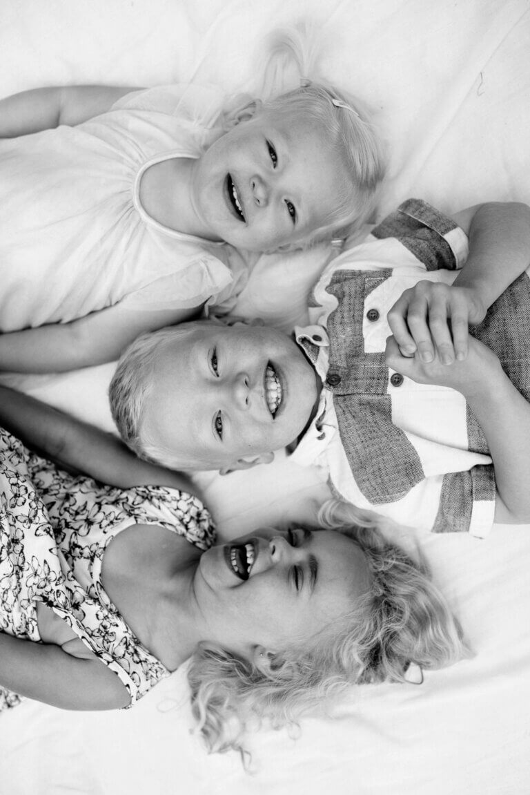 Extended family Photos Kids on blanket 768x1151