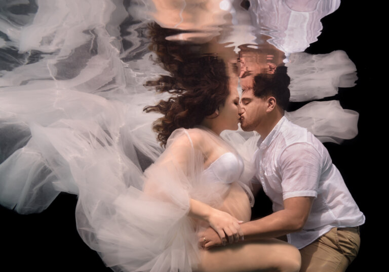 Maternity Couple Photography Underwater Noosa Sunshine Coast Liz Harlin 768x538