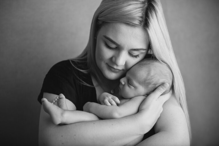 Newborn photography baby with mum 5 768x513