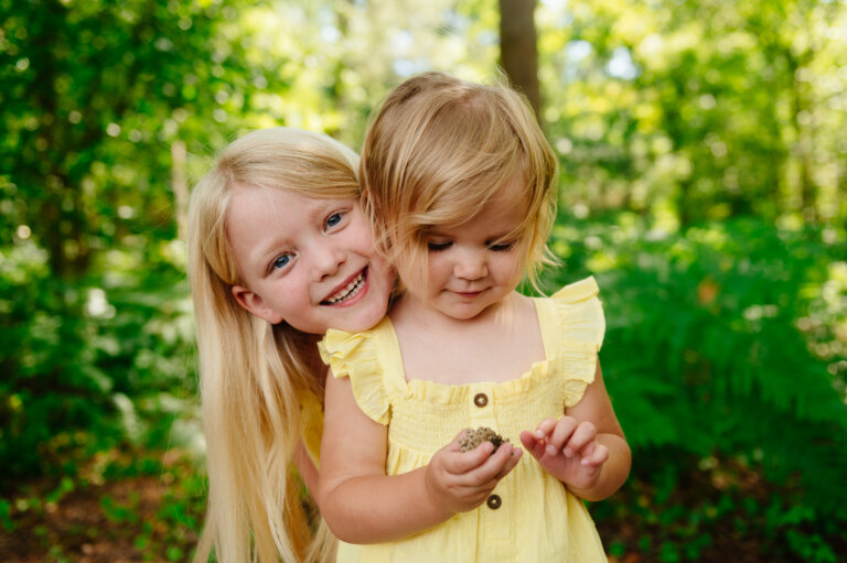 Siblings pose for candid photo 768x511