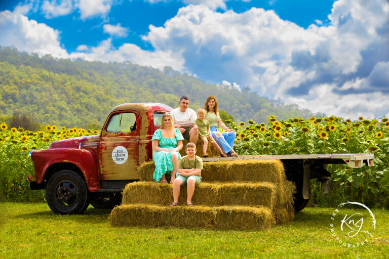 Ten Chain Farm sunflower family photographer 768x512