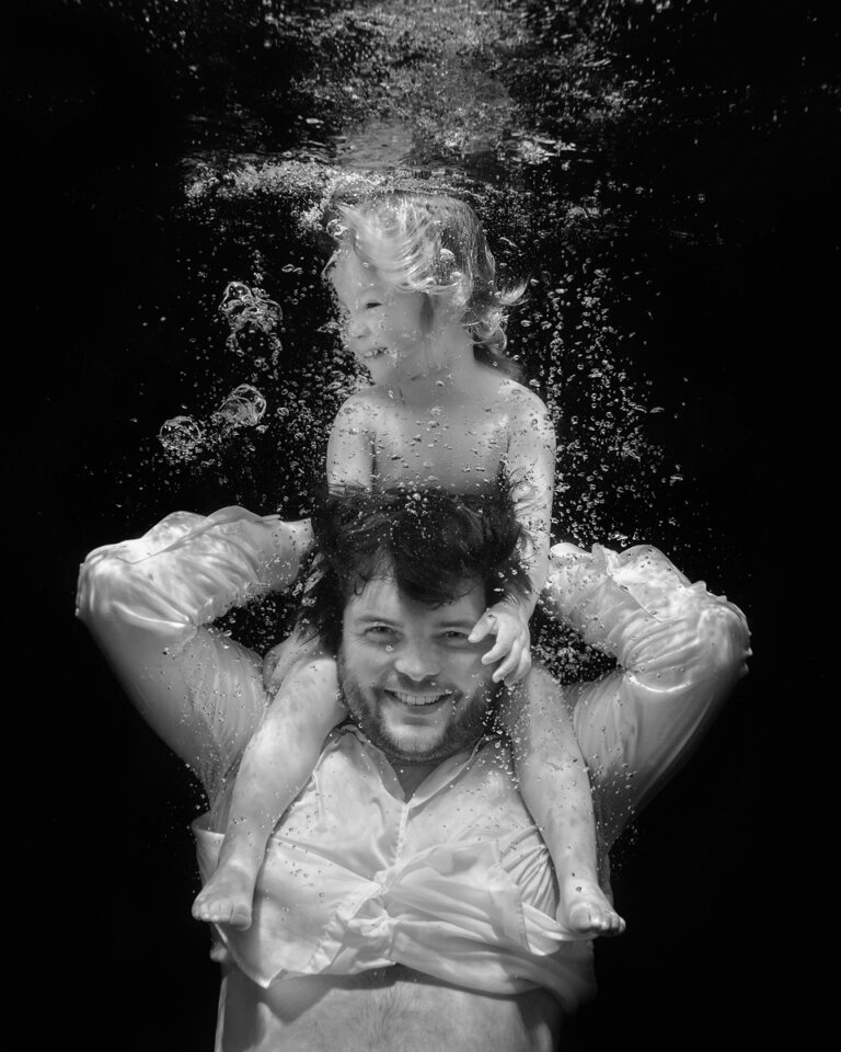 family fun underwater photo session with dad and kids sunshine coast noosa queensland liz harlin 768x960