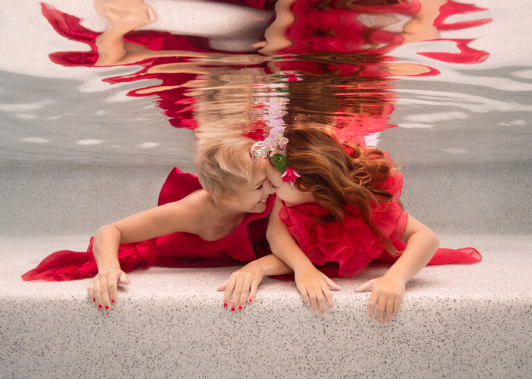 mother daughter photoshoot sunshine coast underwater liz harlin photographer 768x548