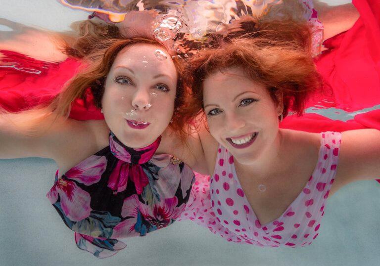 sisters family photographer underwater Sunshine Coast Brisbane Gold Coast Liz Harlin LH76507 768x538