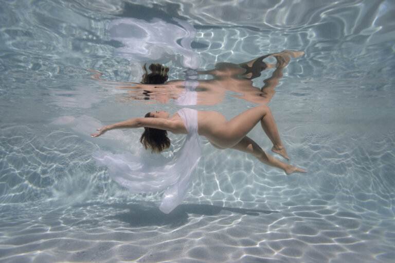 underwater pregnacy photoshoot sunshine coast photographer beautiful Liz Harlin 768x511